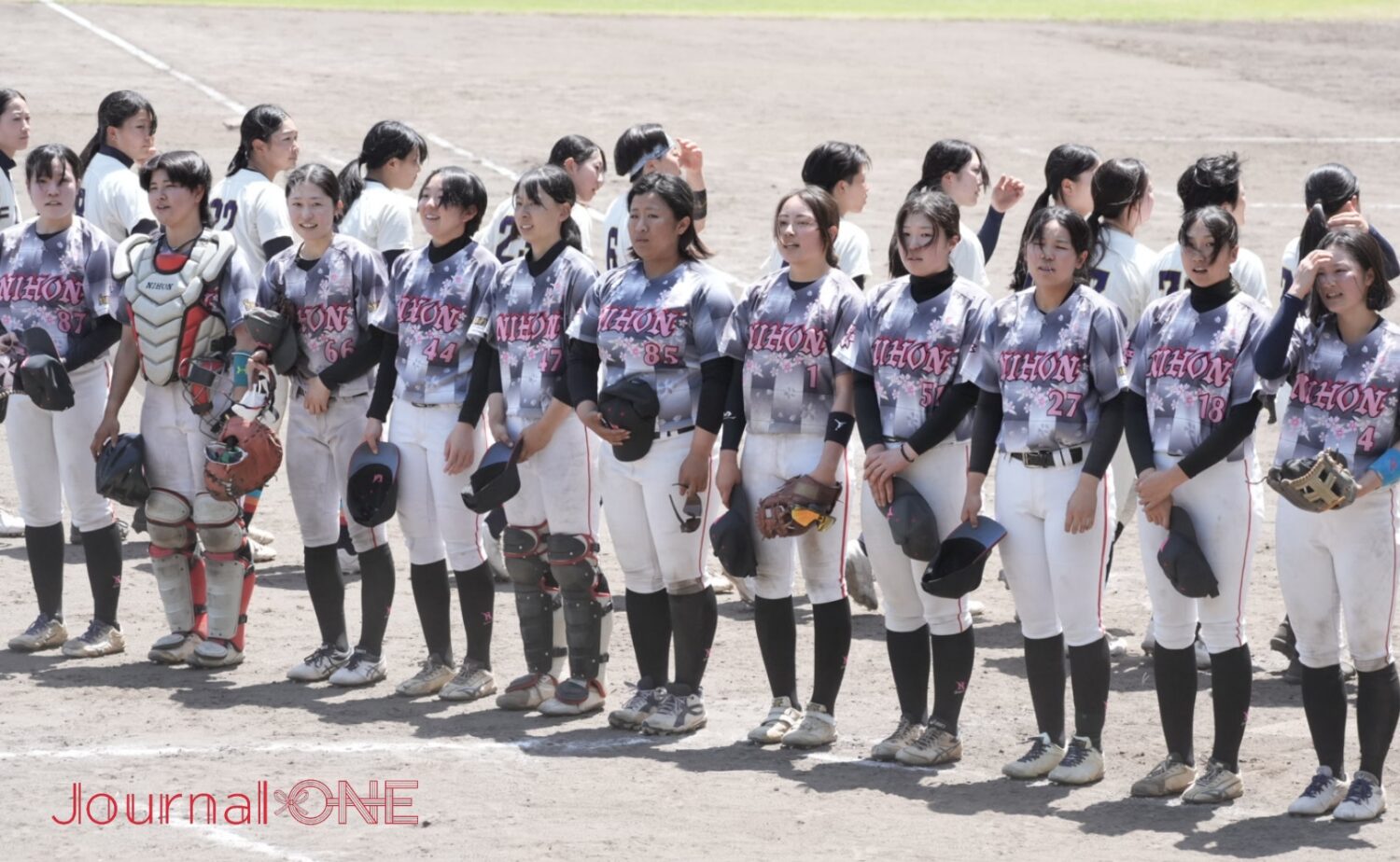 女子野球 詰めかけた応援団に挨拶する日大国際関係学部の選手たち‐Journal-ONE撮影