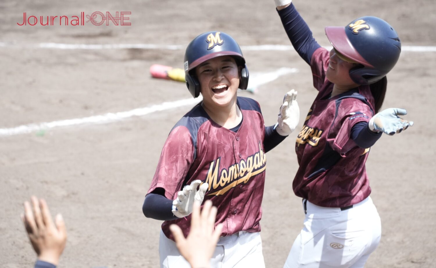 女子野球 本塁打を放ち笑顔の桃山学院大学-Journal-ONE撮影
