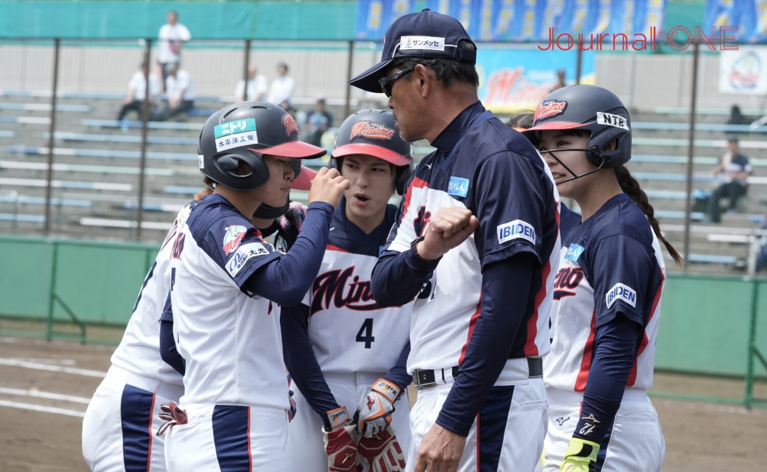 チャンスに選手を集めて指示を出す望月監督-Journal-ONE撮影